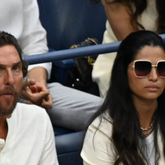 Matthew McConaughey et Camila Alves - Finale masculine opposant Novak Djokovic à Daniil Medvedev lors de l'US Open au stade Arthur Ashe. New York, le 10 septembre 2023.