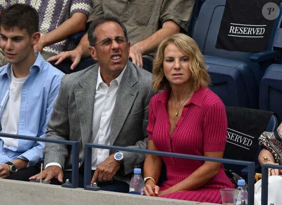 Jerry Seinfield et sa femme Jessica Seinfield - Finale masculine opposant Novak Djokovic à Daniil Medvedev lors de l'US Open au stade Arthur Ashe. New York, le 10 septembre 2023.