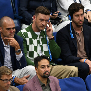 Lin-Manuel Miranda et Justin Timberlake - Finale masculine opposant Novak Djokovic à Daniil Medvedev lors de l'US Open au stade Arthur Ashe. New York, le 10 septembre 2023.
