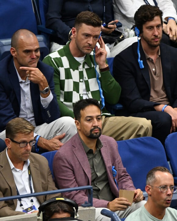 Lin-Manuel Miranda et Justin Timberlake - Finale masculine opposant Novak Djokovic à Daniil Medvedev lors de l'US Open au stade Arthur Ashe. New York, le 10 septembre 2023.