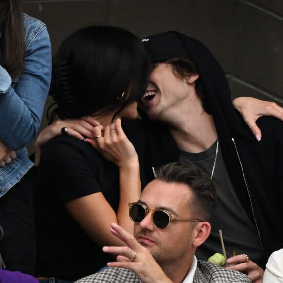 Petites taquineries, mains dans les cheveux et gros bisous... nul doute, ils sont fous amoureux.
Kylie Jenner et son compagnon Timothée Chalamet - Finale masculine opposant Novak Djokovic à Daniil Medvedev lors de l'US Open au stade Arthur Ashe. New York, le 10 septembre 2023.