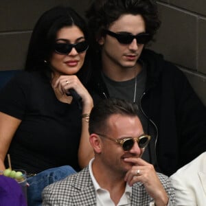 Incroyable mais vrai, Kylie Jenner et Timothée Chalamet sont bel et bien en couple.
Kylie Jenner et son compagnon Timothée Chalamet - Finale masculine opposant Novak Djokovic à Daniil Medvedev lors de l'US Open au stade Arthur Ashe. New York.