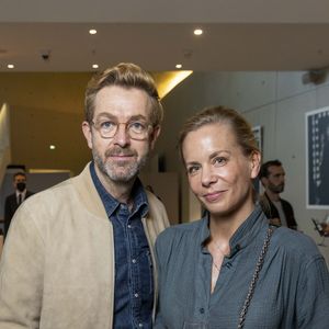 Exclusif - Alexandre Delpérier et sa compagne Johanna - Vernissage de l'exposition photographique de Nikos Aliagas "Regards Miroirs" à la Seine Musicale à Boulogne-Billancourt le 14 avril 2022. "Regards Miroirs" proposera de découvrir des tirages à l'intérieur du bâtiment, mais également dans une vidéo interactive diffusée sur l'écran géant du parvis de la Seine Musicale. Le clip qui rassemble plus de 100 photographies d'artistes français et internationaux sera accompagnée d'une musique originale créée par I. Maalouf et son orchestre Free Spirit Ensemble. Le groupe TF1 se réjouit d'accompagner l'exposition " Regards Miroirs " de N. Aliagas, qui se tiendra à la Seine Musicale du 15 avril au 3 novembre 2022. À l'occasion de cet événement, la chaîne d'information LCI ainsi que TF1Info.fr mettront en lumière cette exposition protéiforme sur le travail de N. Aliagas. © Cyril Moreau/Bestimage 