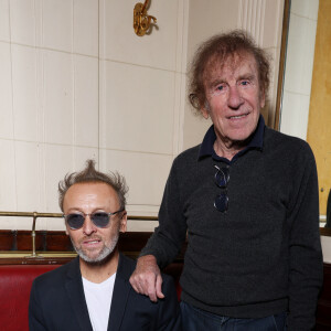 Alain Souchon et son fils Pierre Souchon lors de la 90ème édition au café Les Deux Magots, le 25 septembre 2023 à Paris. G.Boley est le lauréat de cette année pour son livre "A ma soeur et unique" (Ed. Grasset). © Denis Guigenbourg / Bestimage 