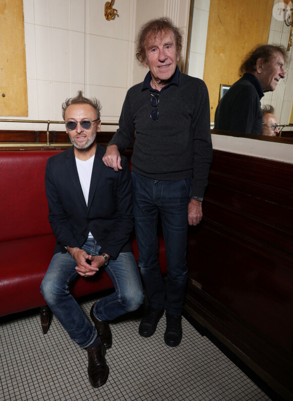 Alain Souchon et son fils Pierre Souchon lors de la 90ème édition au café Les Deux Magots, le 25 septembre 2023 à Paris. G.Boley est le lauréat de cette année pour son livre "A ma soeur et unique" (Ed. Grasset). © Denis Guigenbourg / Bestimage 