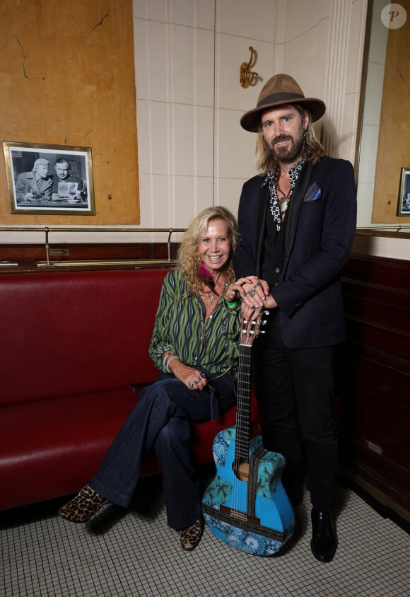 Elle est venue avec son compagnon Richard Bauduin.
Fiona Gelin et son compagnon Richard Bauduin lors de la 90ème édition au café Les Deux Magots, le 25 septembre 2023 à Paris. G.Boley est le lauréat de cette année pour son livre "A ma soeur et unique" (Ed. Grasset). © Denis Guigenbourg / Bestimage 