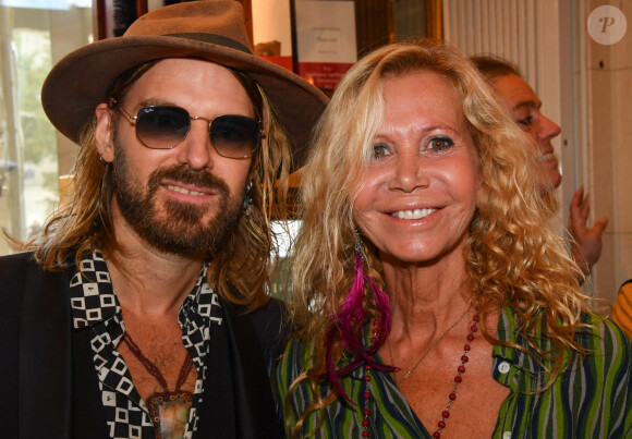 Là aussi, un sacré duo !
Richard Bauduin et sa compagne et Fiona Gélin - Prix des Deux Magots 2023 lors de la 90ème édition au café Les Deux Magots, le 25 septembre 2023 à Paris. G.Boley est le lauréat de cette année pour son livre "A ma soeur et unique" (Ed. Grasset). © Denis Guigenbourg / Bestimage 