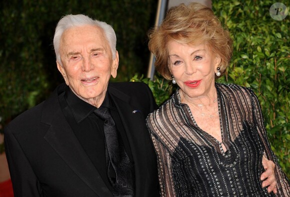 Kirk Douglas et son épouse à la fête pour les Oscars organisée par le magazine Vanity Fair le 7 mars 2010