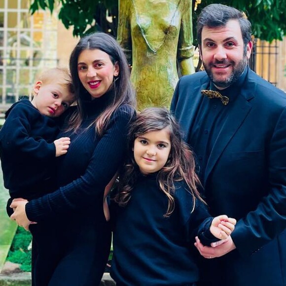 Laurent Ournac n'a en revanche pas précisé si l'accident le concernait de près, lui ou l'un de ses proches.
Laurent Ournac avec sa femme Ludivine et leurs enfants Capucine et Léon