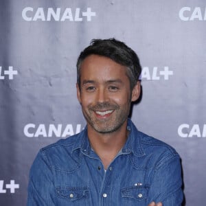 En France, à Paris, Yann Barthès lors de la conférence de presse de rentrée 2013-2014 de Canal+ à l'Electric Club le 28 août 2013.