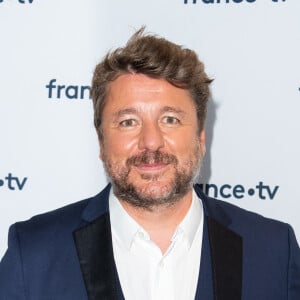 Bruno Guillon lors du photocall dans le cadre de la conférence de presse de France Télévisions au Pavillon Gabriel à Paris, France, le 24 août 2021. © Pierre Perusseau/Bestimage