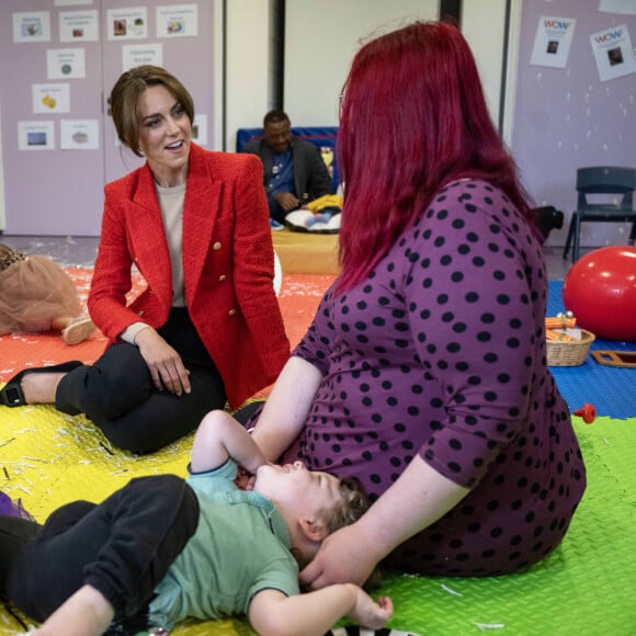 Elle a même discuté avec elles assises par terre.
Catherine (Kate) Middleton, princesse de Galles se rend au centre éducatif Orchards de Milton Regis à Sittingbourne le 27 septembre 2023. 