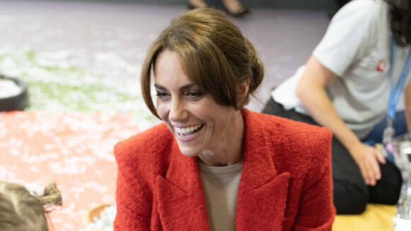 Kate Middleton pétillante : chignon XXL et veste écarlate, elle s'éclate au naturel avec des mamans et des enfants