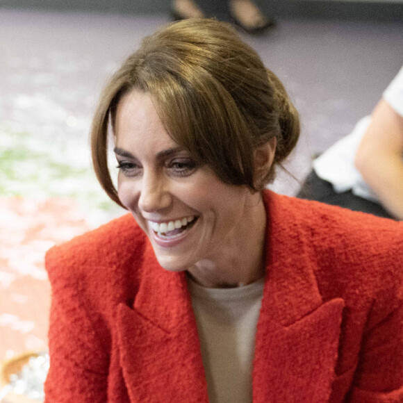 Kate Middleton a rencontré des enfants ce mercredi.
Catherine (Kate) Middleton, princesse de Galles se rend au centre éducatif Orchards de Milton Regis à Sittingbourne. 