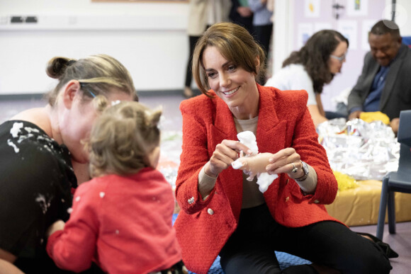 Elle s'est amusée avec les adorables enfants.
Catherine (Kate) Middleton, princesse de Galles se rend au centre éducatif Orchards de Milton Regis à Sittingbourne le 27 septembre 2023. 
