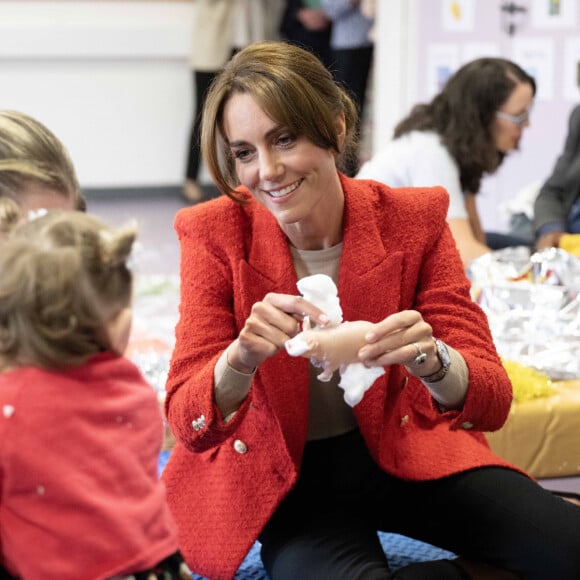 Elle s'est amusée avec les adorables enfants.
Catherine (Kate) Middleton, princesse de Galles se rend au centre éducatif Orchards de Milton Regis à Sittingbourne le 27 septembre 2023. 