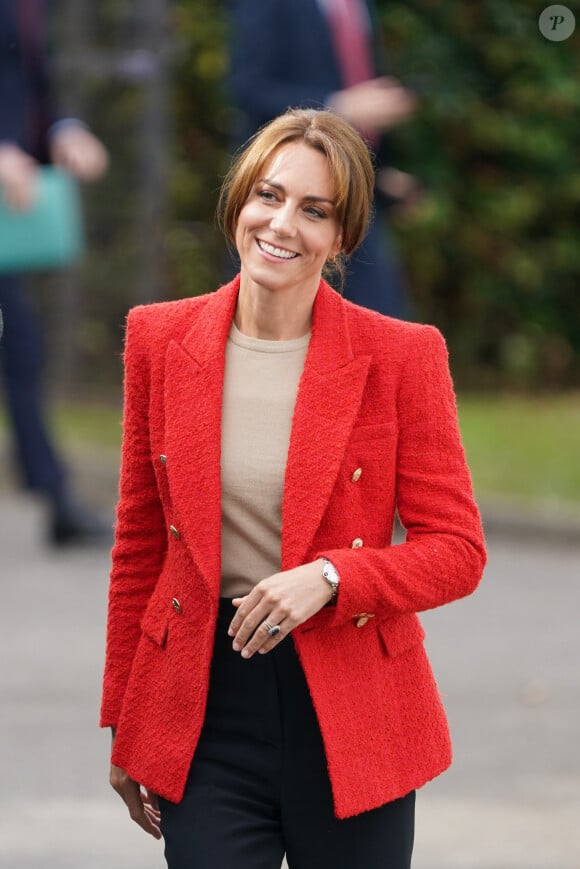 Et son chignon a été très remarqué !
Catherine (Kate) Middleton, princesse de Galles se rend au centre éducatif Orchards de Milton Regis à Sittingbourne le 27 septembre 2023. 