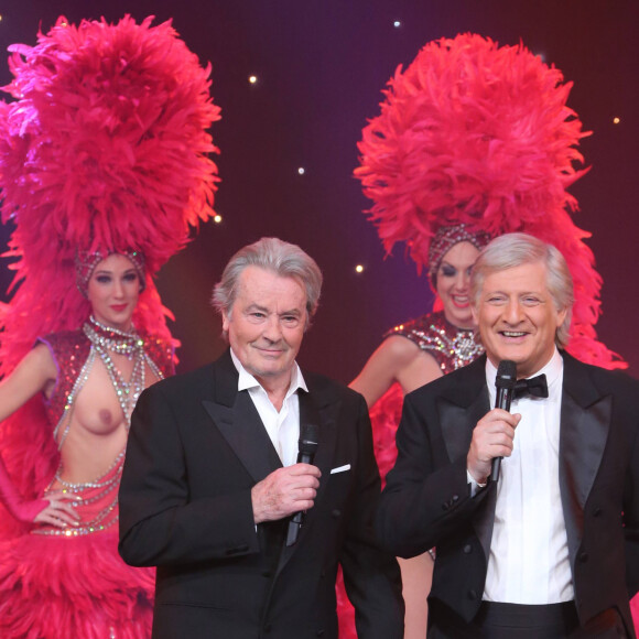 Il sait qu'être star et père n'est pas aisé, lui qui a pu avoir des relations difficiles avec ses fils
Alain Delon et Patrick Sébastien - Enregistrement de l'emission "Le grand cabaret sur son 31" presentée par Patrick Sébastien et diffusée le 31 décembre 2012