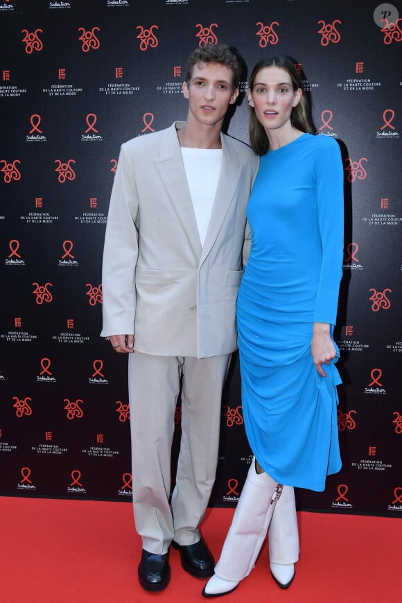 Comme plusieurs de ses frères, le jeune artiste de 30 ans a plusieurs cordes à son arc.
Aliocha Schneider et sa compagne Charlotte Cardin - 20e édition du dîner de la Mode du Sidaction au Pavillon Cambon Capucines à Paris le 6 juillet 2023. © Rachid Bellak/Bestimage