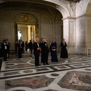 Le roi Charles III d'Angleterre, Le président Emmanuel Macron, Brigitte Macron - Le président Emmanuel Macron et sa femme visitent la chapelle du château de Versailles avec le roi et la reine d'Angleterre avant le dîner d'état dans la galerie des Glaces le 20 septembre 2023. © Eric Tschaen / Pool / Bestimage 