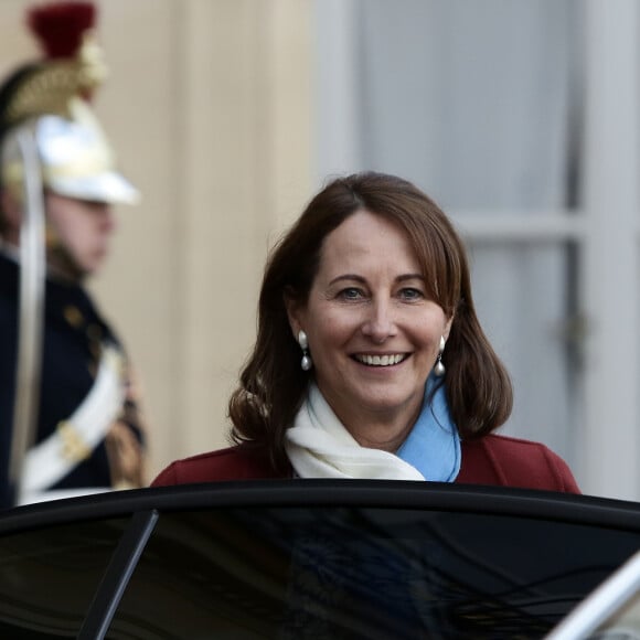 Ségolène Royal, ministre de l'environnement, de l'énergie et de la mer, chargée des relations internationales sur le climat quitte le palais de l'Elysée à Paris, le 17 février 2016 © Stéphane Lemouton/Bestimage 