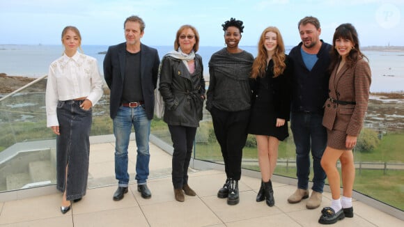 Nolwenn Leroy a posé avec les autres membres du jury
Alice Isaaz, Jonathan Zaccaï, la président du jury Catherine Frot, Destiny Ekaragha, Amelia Gething, Thierry Godard, Nolwenn Leroy - Photocall du jury du 34ème "Dinard Festival du Film Britannique" (27 septembre - 1er octobre 2023), le 28 septembre 2023. 