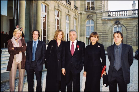 Michel Sardou et sa femme Anne-Marie Périer en 2001 à l'Elysée lors de sa remise de la Légion d'honneur avec ses enfants Cynthia, Romain et Davy