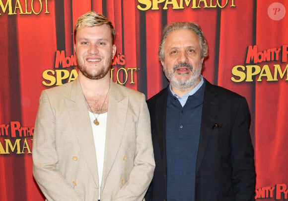 Eric Laugérias avec son fils Pierre-Louis - Générale de la comédie musicale "Monty Python's Spamalot" au Théâtre de Paris, le 28 septembre 2023. © Coadic Guirec/Bestimage