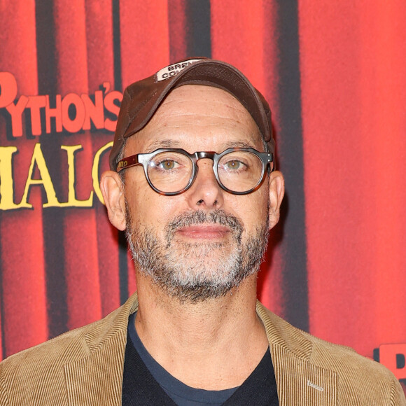 Voilà que les capes et les épées retournent sur les planches.
Maurice Barthélemy - Générale de la comédie musicale "Monty Python's Spamalot" au Théâtre de Paris, le 28 septembre 2023. © Coadic Guirec/Bestimage