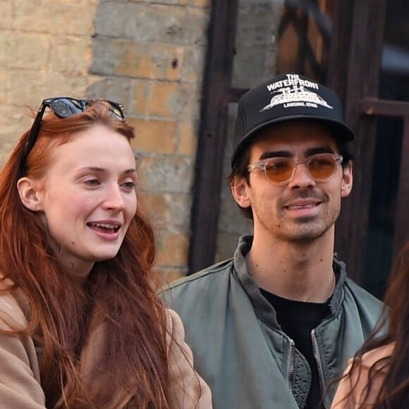 Sophie Turner et son mari Joe Jonas se promènent dans les rues de New York le 2 avril 2023.