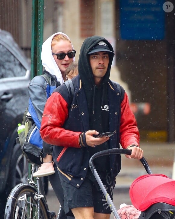 Exclusif - Sophie Turner et son mari Joe Jonas se promènent avec leurs enfants dans les rues de New York le 23 mars 2023.