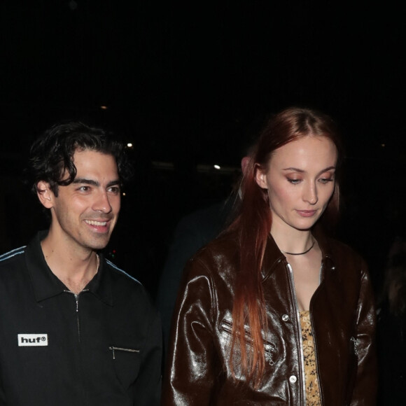 Or, la comédienne accuse son mari d'empêcher les enfants de quitter les Etats-Unis pour retourner à leur "résidence habituelle", en Angleterre.
Joe Jonas et sa femme Sophie Turner à la sortie d'un concert after party à Londres, Royaume Uni, le 14 avril 2023.