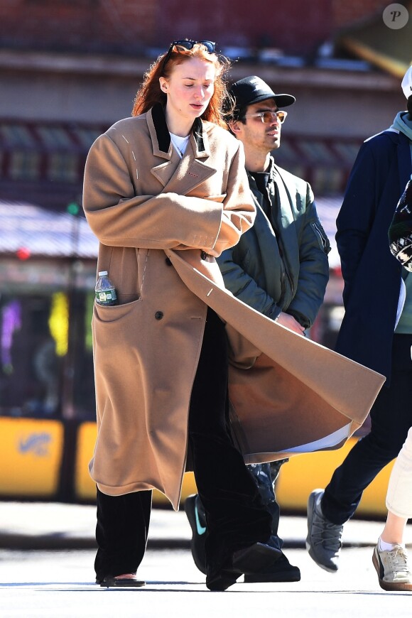 Leur amour n'a pas résisté à la venue de l'hiver.
Sophie Turner et son mari Joe Jonas se promènent dans les rues de New York.
