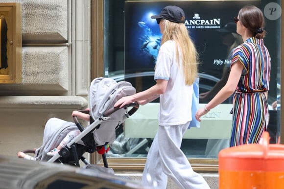 Pour cause, la garde de leurs enfants est en jeu.
Sophie Turner se promène avec ses filles et une amie à New York, le 22 septembre 2023.