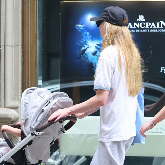 Pour cause, la garde de leurs enfants est en jeu.
Sophie Turner se promène avec ses filles et une amie à New York, le 22 septembre 2023.