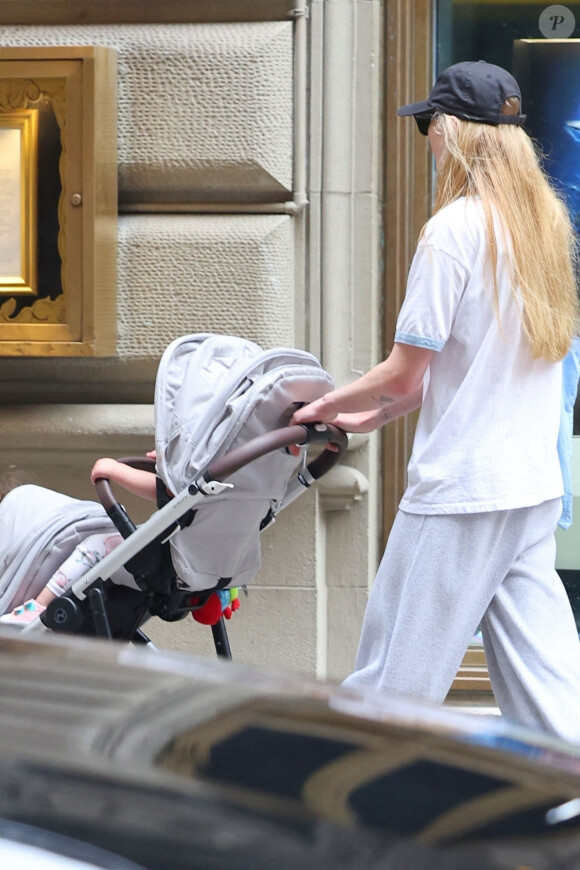 Sophie Turner, qui a porté plainte contre son ex-mari J.Jonas, se promène avec ses filles et une amie à New York, le 22 septembre 2023.