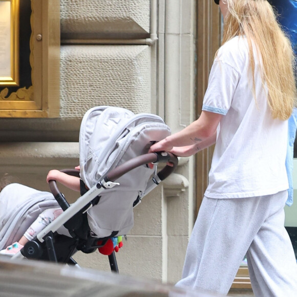 Sophie Turner, qui a porté plainte contre son ex-mari J.Jonas, se promène avec ses filles et une amie à New York, le 22 septembre 2023.