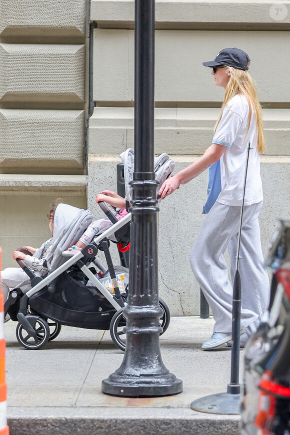 Sophie Turner, qui a porté plainte contre son ex-mari J.Jonas, se promène avec ses filles et une amie à New York, le 22 septembre 2023.