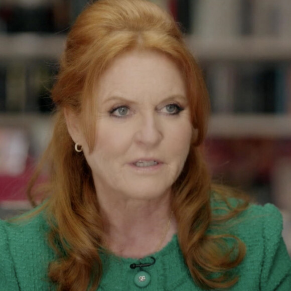 "Jenean était loyale, travailleuse, belle et amusante, et mon coeur est brisé pour sa famille et ses amis"
Sarah Ferguson sur le plateau de l'émission "Good Morning America" à Los Angeles, le 7 mars 2023. Sarah Ferguson dit qu'elle se sent "libérée" après la mort de la reine Elizabeth, comme elle apparaît sur Good Morning America. Pendant plus de deux décennies, Sarah Ferguson a été l'une des femmes les plus photographiées et les plus scrutées au monde, mais maintenant, la femme de 63 ans écrit son propre récit. " Je me sens libéré. C'est comme si j'avais retiré les chaînes mentales de mon cerveau ", a déclaré la duchesse d'York à GMA. "Je ne sais pas si c'est la reine qui passe, je pense maintenant que je peux dire ouvertement ce que je veux dire sans craindre d'offenser quelqu'un. Je suis vraiment vraiment authentique Sarah maintenant. Le deuxième roman de la duchesse, A Most Intriguing Lady, est une romance de fiction historique centrée sur Lady Mary, une vraie femme victorienne le jour et une détective amateur la nuit. Ferguson a déclaré à Juju Chang d'ABC que l'histoire fictive du passage à l'âge adulte reflète sa vie de "rebelle royale". " Lady Mary, c'est moi. C'est c'est moi. Cela fait partie de moi ", a-t-elle déclaré. "Je pense que dans la vie, ce n'est pas seulement l'institution royale et la monarchie, c'est toute la bureaucratie qui essaie de permettre à cette rousse de se conformer." La duchesse a déclaré qu'elle croyait toujours en "l'institution absolue et sans équivoque de la monarchie". "Je soutiens totalement le roi et la reine consort. Je les ai connus toute ma vie ", a-t-elle déclaré, faisant référence au roi Charles III et à sa femme Camilla. Ferguson, qui a divorcé du frère de Charles, le prince Andrew, en 1996, a déclaré qu'elle ne savait pas encore si elle serait invitée au couronnement, mais a déclaré qu'elle avait "adoré" Charles toute sa vie et pensait qu'il était "une personne extraordinaire". Ferguson a également fait l'éloge des fils de Charles, les princes William et Harry, qu'elle a décrits comme des "garçons vraiment spéciaux". Ferguson a déclaré qu'elle pensait que la mère de William et Harry, feu la princesse Diana, serait "très fière" des cinq enfants combinés des frères, ses petits-enfants. Elle a également dit qu'elle était " ravie " de voir Harry " si heureux ". "Ce qui me réjouit, c'est de voir Harry si heureux", a déclaré Ferguson. "Il a cette adorable femme et il a de beaux enfants et je suis ravi pour lui pour ça. Il mérite d'être aimé comme ça." La duchesse d'York sait de première main naviguer dans une dynamique familiale difficile après son divorce avec son Andrew, et la controverse qui l'entoure autour de son désormais ex-mari. "Nous avons été là l'un pour l'autre", a déclaré Ferguson à propos de sa relation avec Andrew. "Vous savez, quand j'ai traversé de très mauvais moments dans le passé, Andrew a toujours été là. Il est exceptionnellement gentil et c'est un très bon grand-père." 