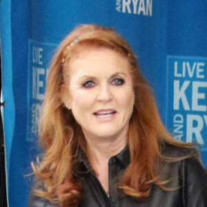 Sarah Ferguson est en promotion pour son livre "A Most Intriguing Lady: A Novel" sur le plateau de l'émission Live with Kelly & Ryan à New York le 7 mars 2023. 