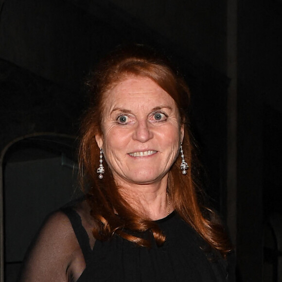 Sarah Ferguson, duchesse d'York - People à la sortie de la soirée d'anniversaire de Joan Collins (88 ans) au Claridge Hotel à Londres le 18 février 2022. 