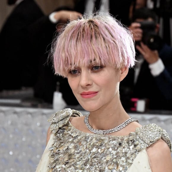 Marion Cotillard - Les célébrités arrivent à la soirée du "MET Gala 2023" hommage au grand couturier Karl Lagerfeld au Metropolitan Museum of Art de New York City, New York, Etats-Unis, le 1er mai 2023. 