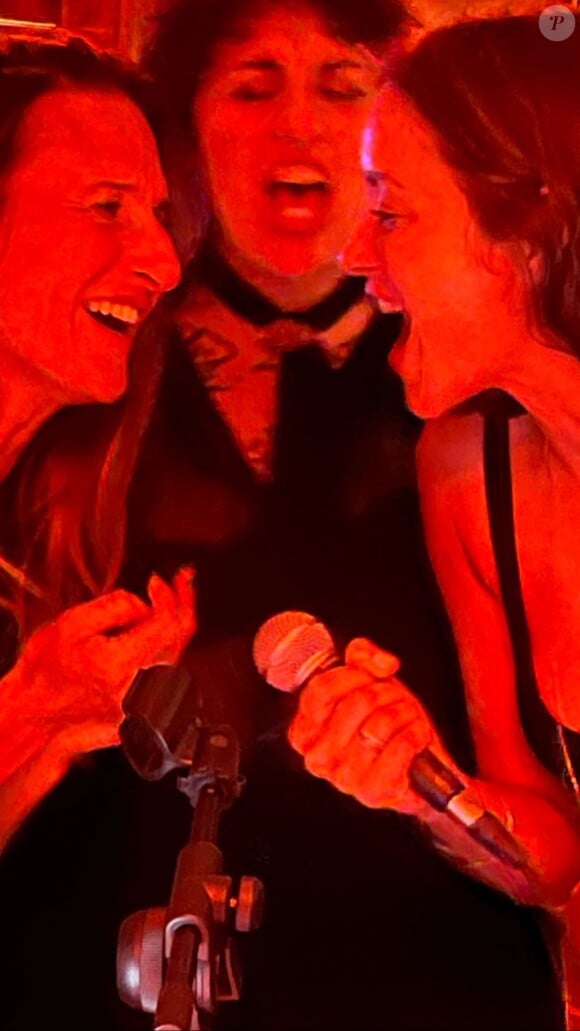 La soirée a dégénéré en karaoké, auquel Camille Cottin a aussi donné de sa personne
L'anniversaire de Marion Cotillard, avec Camille Cottin et Maxim Nucci