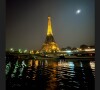Les convives ont pu admirer la Tour Eiffel en pleine nuit et remplie de lumières
L'anniversaire de Marion Cotillard, avec Camille Cottin et Maxim Nucci