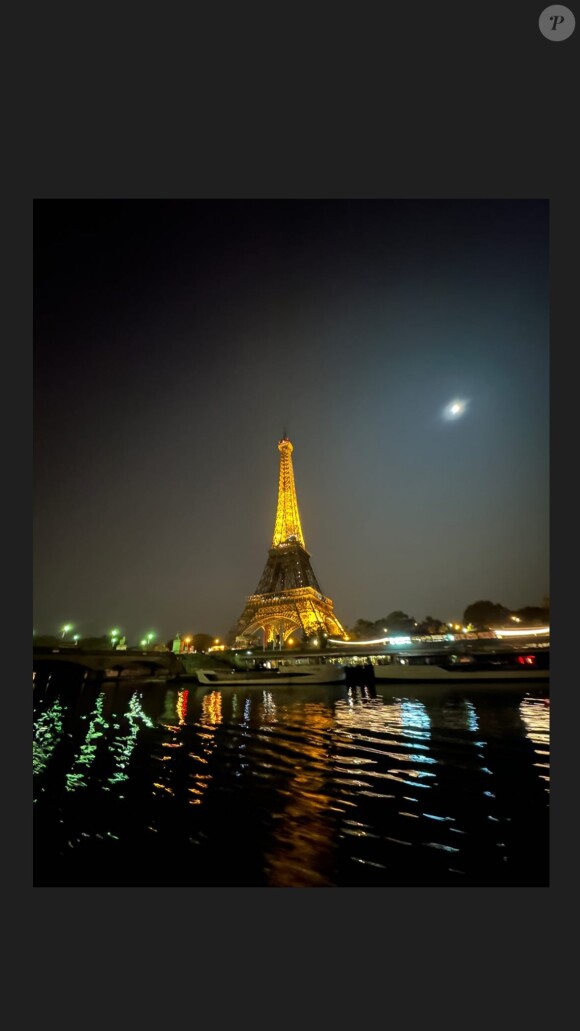 Les convives ont pu admirer la Tour Eiffel en pleine nuit et remplie de lumières
L'anniversaire de Marion Cotillard, avec Camille Cottin et Maxim Nucci