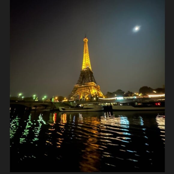 Les convives ont pu admirer la Tour Eiffel en pleine nuit et remplie de lumières
L'anniversaire de Marion Cotillard, avec Camille Cottin et Maxim Nucci