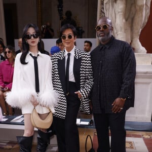 Kris Jenner et son mari Corey Gamble - Les célébrités assistent au défilé Valentino "Collection Prêt-à-Porter Printemps/Eté 2024" lors de la Fashion Week de Paris (PFW), le 1er octobre 2023. 