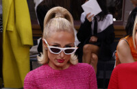 Fashion Week : Paris et Nicky Hilton fabuleuses Barbies en robes très, très courtes, devant 2 stars hollywoodiennes