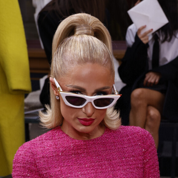 Paris Hilton a fait sensation à la Fashion Week Parisienne.
Paris Hilton - Les célébrités assistent au défilé Valentino "Collection Prêt-à-Porter Printemps/Eté" lors de la Fashion Week de Paris (PFW).