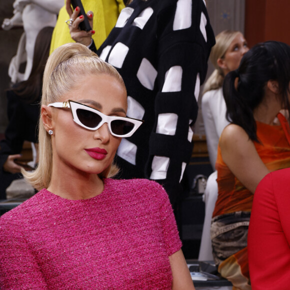 Paris Hilton - Les célébrités assistent au défilé Valentino "Collection Prêt-à-Porter Printemps/Eté 2024" lors de la Fashion Week de Paris (PFW), le 1er octobre 2023. 